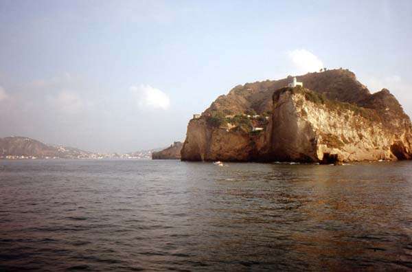 Leuchtturm von Procida - Ischia im Hintergrund von Hihawai - Klick fr Bildrechte